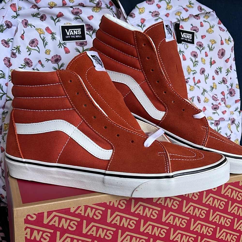 Vans WMNS Sk8-Hi
Color Theory Burnt Ochre
VN0005U9GWP
Sneakers - Picture 6 of 16